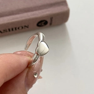 Minimalistischer silberner Herzring mit poliertem Finish und verstellbarem Band für Damen