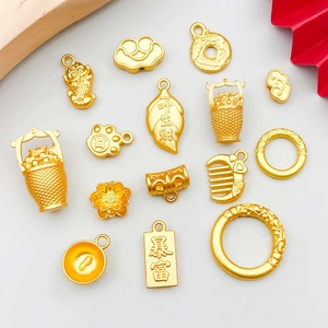 Matte goldene chinesische Glücksanhänger wie Glückskatze und Lotus für DIY-Schmucksets