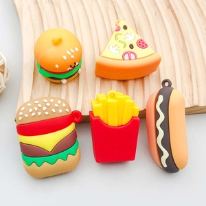 Gedetailleerde macroweergave van vijf kleurrijke PVC-bedeltjes burger pizza en hotdog
