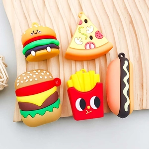 Detail van schattige PVC-bedeltjes burger, friet en pizza voor DIY-sieraden