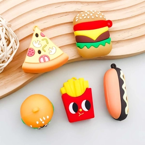 DIY-bedelset met PVC-hangers van hamburgers, frietjes, pizza en hotdogs voor sieraden