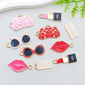 Set di ciondoli colorati in smalto a forma di rossetto e borsa per gioielli fai-da-te
