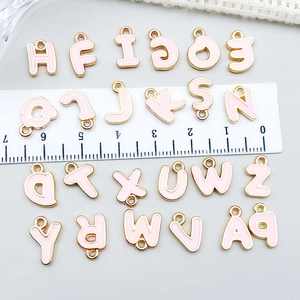 Ciondoli a forma di lettere in smalto rosa con bordo dorato per gioielli fai da te