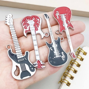 Set van vier zwart-rode emaille gitaarhangers met metalen lussen voor DIY-sieraden maken