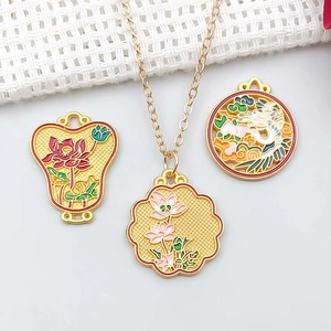 Détail de pendentifs lotus en émail de style chinois avec motifs de luth et de grue