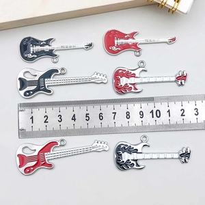 Set van zes kleurrijke gitaar emaille bedeltjes in rood, zwart en blauw voor DIY-sieraden