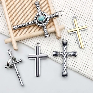 Set di cinque ciondoli a croce in lega vintage con inserto in turchese e design vari