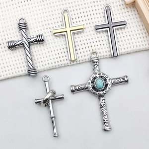 Cinque ciondoli a croce vintage assortiti in argento per gioielli DIY con pietre turchese