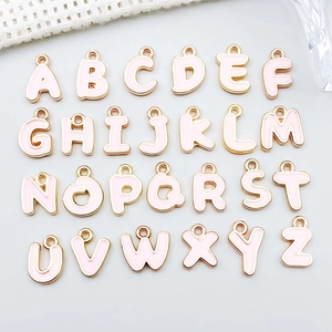 Ciondoli Lettere Alfabeto Inglese in Smalto Rosa Lega di Zinco Placcati Oro Charms per Creazione Gioielli DIY