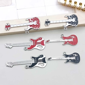 Detail van rode en zwarte emaille gitaar hangers voor handgemaakte DIY sieraden kits