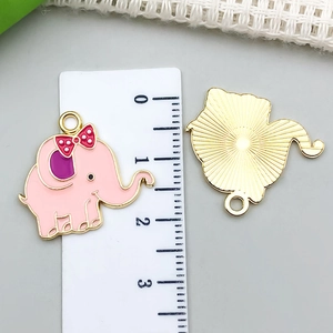 Vista detallada del tamaño del dije de elefante rosa con 2,5 cm de ancho para joyas DIY