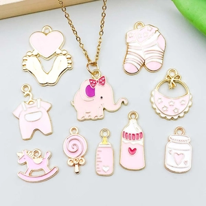 Set de dijes de biberón y cochecito de esmalte rosa para creación de joyas y collares