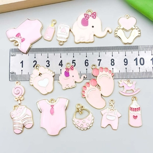 Set de dijes de esmalte para bebé en rosa y blanco con biberones y baberos con regla