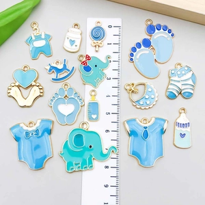 Dijes de aleación para bebés en azul y blanco con biberones y ropa para joyería artesanal