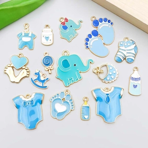 Set de 15 colgantes esmaltados azules de temática bebé con biberones para joyería DIY