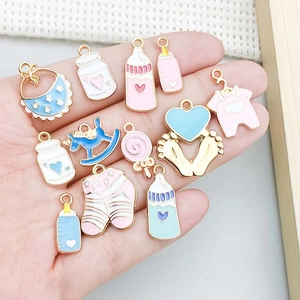 Amuletos de bebé en esmalte pastel con biberones y caballitos para crear joyas artesanales