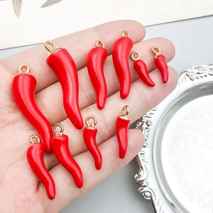 Pendentifs piment en émail rouge de tailles variées avec boucles dorées pour bijoux