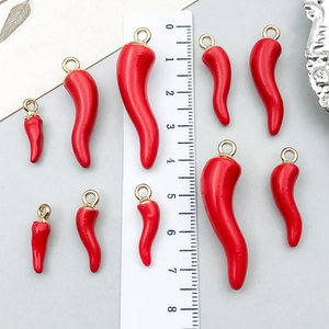Pendentifs piment en émail rouge de tailles variées avec anneaux dorés pour bijoux DIY
