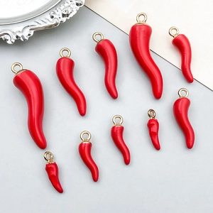 Détail de pendentifs piment rouge en alliage avec anneaux dorés en plusieurs tailles