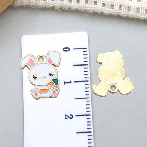 Détail de la taille du pendentif lapin avec finition émaillée et dos doré poli
