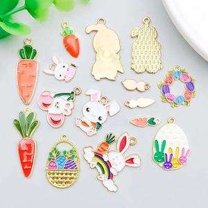 Détail des breloques lapin et carotte de Pâques avec finition en émail coloré