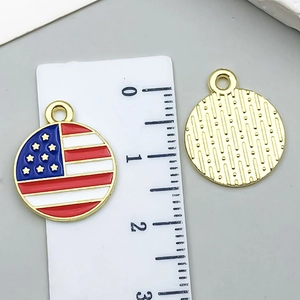 Vue détaillée de pendentifs drapeau américain émaillés de 20mm avec règle de mesure