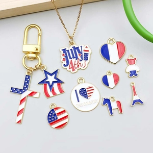 Détail des pendentifs émaillés drapeau USA rouge blanc bleu avec motifs du 4 juillet