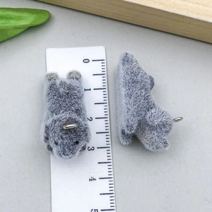 Mesure détaillée des pendentifs koala gris floqués avec boucles en métal pour bijoux DIY