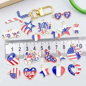 Pendentifs émaillés drapeau USA avec porte-clés dorés et motifs de fête variés