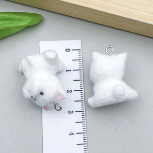 Détails de pendentifs chat en velours blanc montrant la texture douce et les dimensions