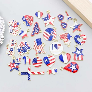 Pendentifs drapeau USA en émail rouge blanc et bleu en formes variées dorées à l'or