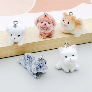 Détail de pendentifs chiens en résine floquée colorée pour la création de bijoux DIY