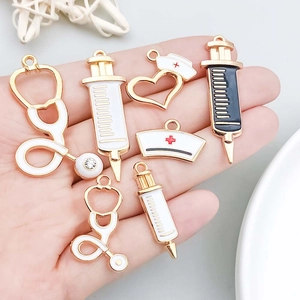Pendentifs médicaux en émail avec stéthoscope et seringue pour création de bijoux DIY