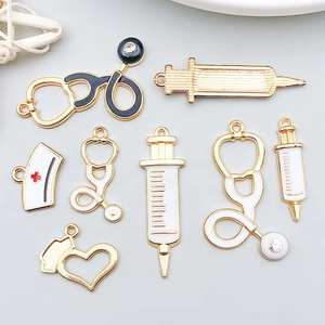 Lot de breloques médicales en émail avec stéthoscope et seringue pour bijoux DIY