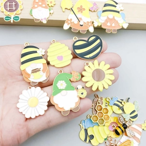 Emaille bijengnoom en honingraatbedels voor DIY sieraden in heldere lentekleuren