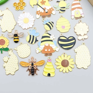 Emaille bijen- en honingraathangers voor DIY sieraden in levendige gele en oranje tinten