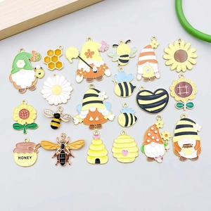 Kleurrijke emaille bedeltjes met bijen en kabouters voor het maken van DIY-sieraden