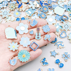 Blauwe emaille bedeltjes in madeliefje en zwaanvorm voor DIY sieraden