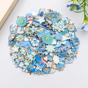 Macro-opname van diverse meerblauwe emaille hangers van legering voor DIY-sieraden maken