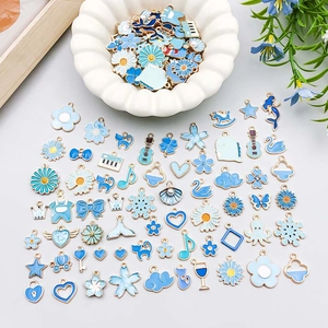 Macro-opname van blauwe en witte emaille bedeltjes voor DIY-sieraden en accessoires