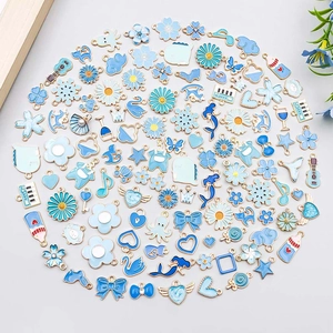 Blauwe emaille bedeltjes set met harten en bloemen voor DIY sieraden maken