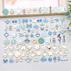 Lichtblauwe en witte emaille bedeltjes met harten en bloemen voor DIY sieraden maken