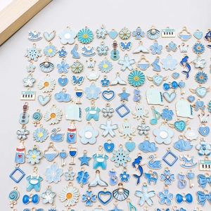 Assortiment hemelblauwe emaille bedeltjes voor DIY sieraden maken en creatieve hobby's