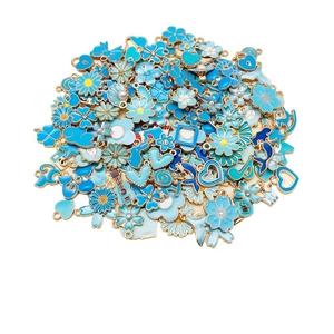 Blauwe emaille bedeltjes in hart- en bloemvorm voor DIY sieraden maken