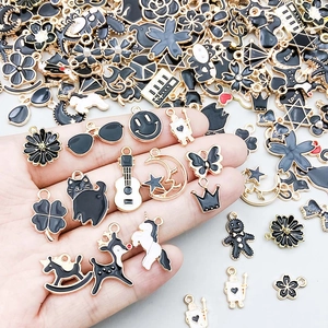 Sortierte schwarze Gold-Emaille-Anhänger Set mit Katzen und Einhörnern für DIY-Schmuck