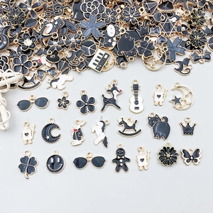 Nahaufnahme verschiedener schwarz-weißer Emaille-Anhänger aus Legierung für DIY-Schmuck