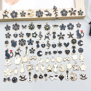 Flachbild von schwarz-weiß emaillierten Legierungsanhängern in Katzen- und Herzform