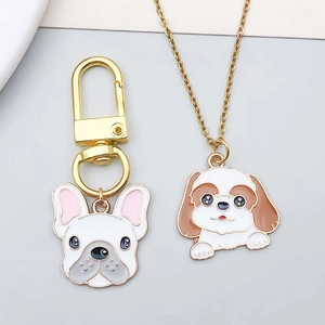 Détail de breloques chiens en émail avec Bouledogue Français et Shih Tzu sur chaînes