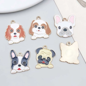 Détails macro de pendentifs chiens en émail avec dos doré texturé pour bijoux DIY