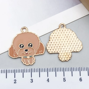 Detail bunter Emaille-Huskys mit Vorder- und Rückseite für DIY-Schmuckherstellung